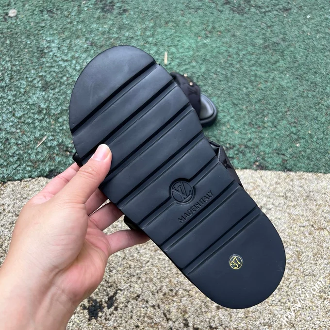LOUIS VUITTON Pool Pillow Comfort Slides Black