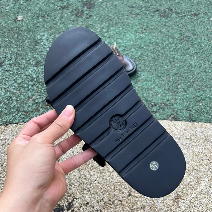 LOUIS VUITTON Pool Pillow Comfort Slides Brown