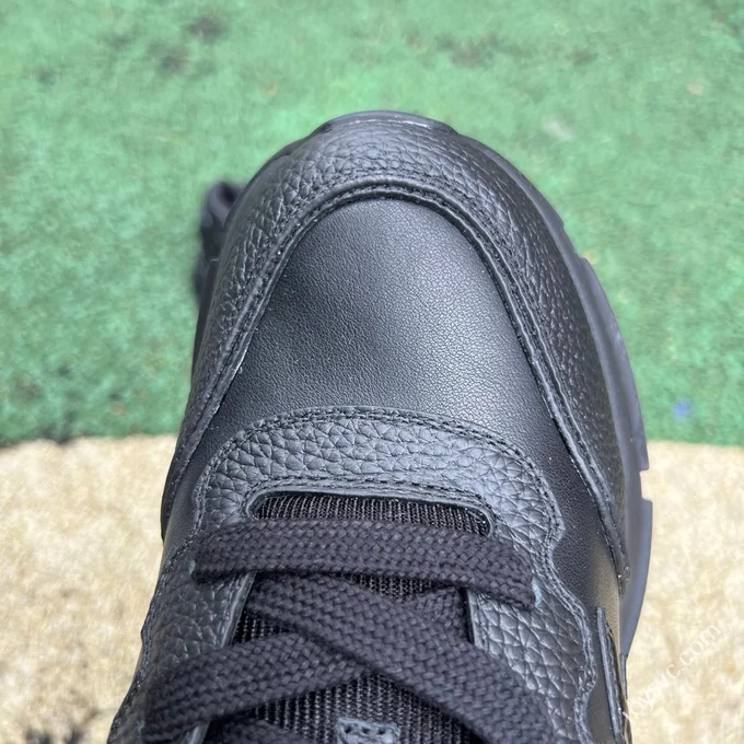 LOUIS VUITTON Classic LV Black Sneakers