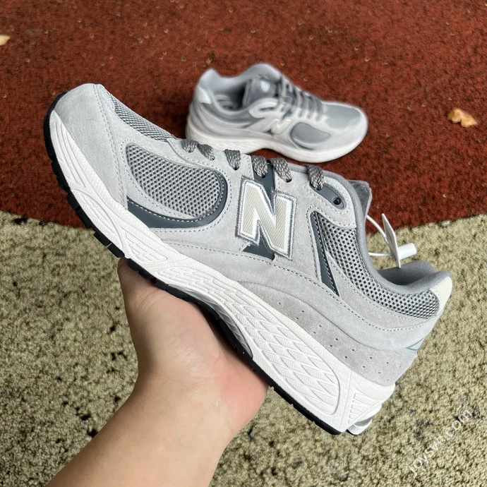 NB2002RST Grey Sneakers
