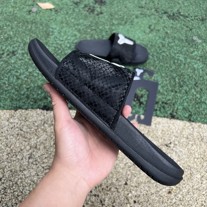 Nike Kobe Offcourt Slides Black IF2870-100