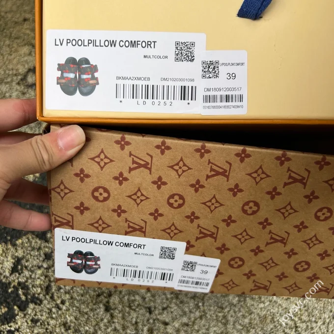 Takashi Murakami x LOUIS VUITTON Cherry Black Pool Pillow Slides