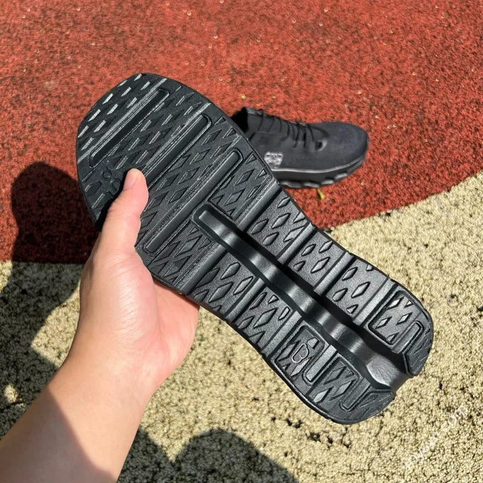 On x LOEWE Cloudtilt Black