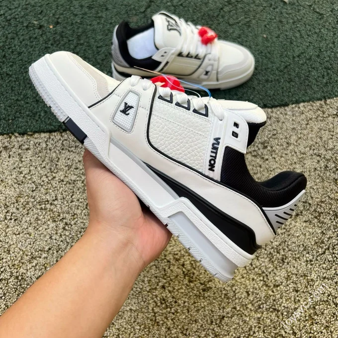 LOUIS VUITTON Trainer LV White Black