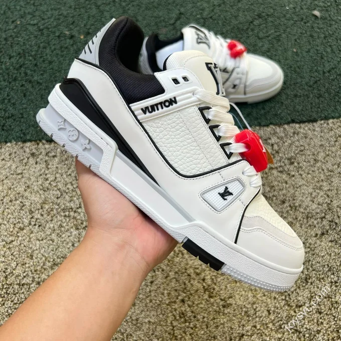 LOUIS VUITTON Trainer LV White Black