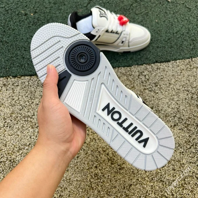 LOUIS VUITTON Trainer LV White Black