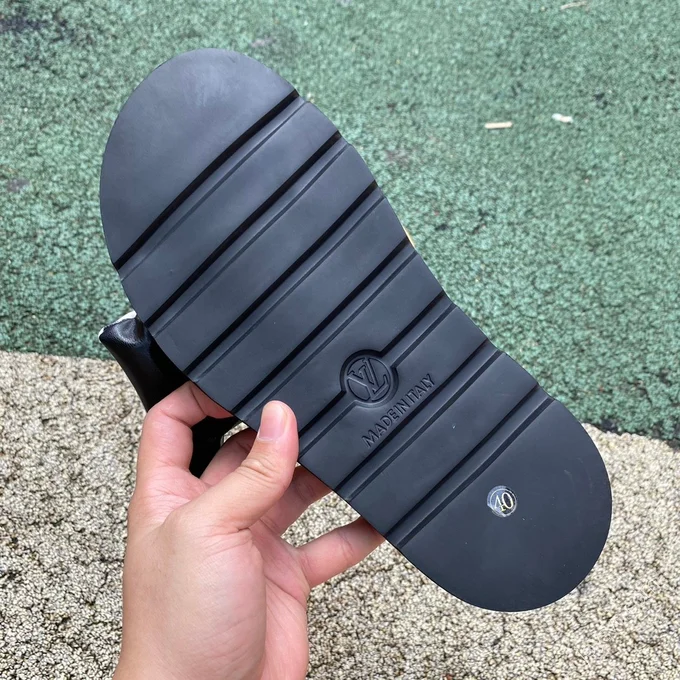 LOUIS VUITTON Pool Pillow Comfort Slides Black White